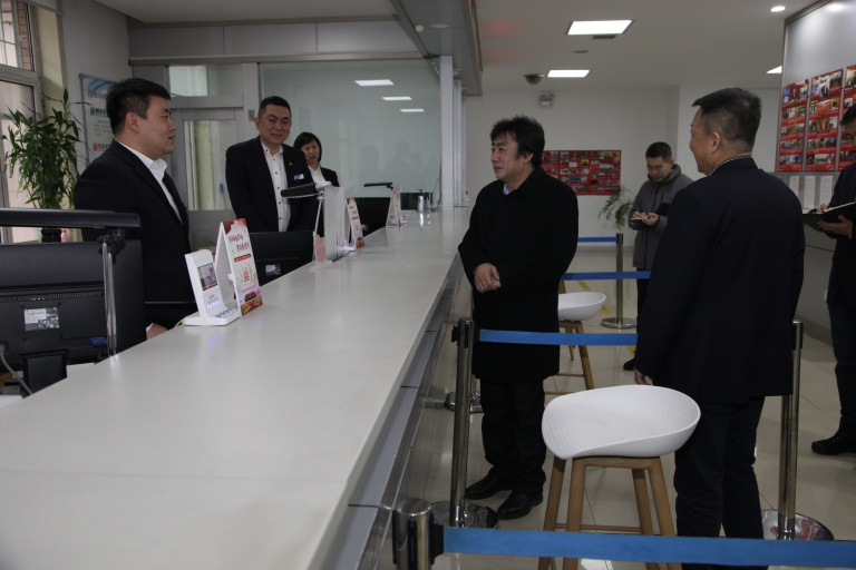 趙國剛廳長深入省大學(xué)生就業(yè)創(chuàng)業(yè)指導(dǎo)中心慰問一線工作人員 1.png